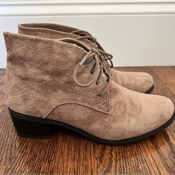 White mountain Brown suede booties lace up size 7.5 made in China leather - Picture 3 of 9